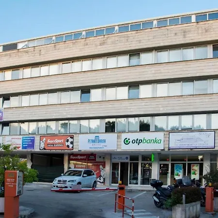 Petra Marina Hostel *